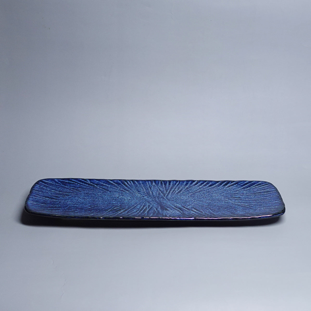 【日本製】手刻長皿-白釉褶皺/藍釉海濤